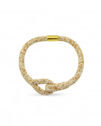 Colier bej croșetat din mărgele